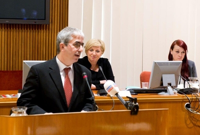 Skupina podjetnikov v plenarni dvorani