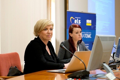 Skupina podjetnikov pred zastavami v Evropskem parlamentu