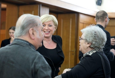 Romana Tomc s podjetniki pri zastavah